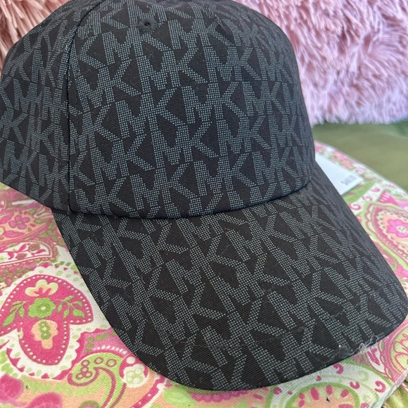 Michael Kors Monogram Cap - Picture 6 of 10